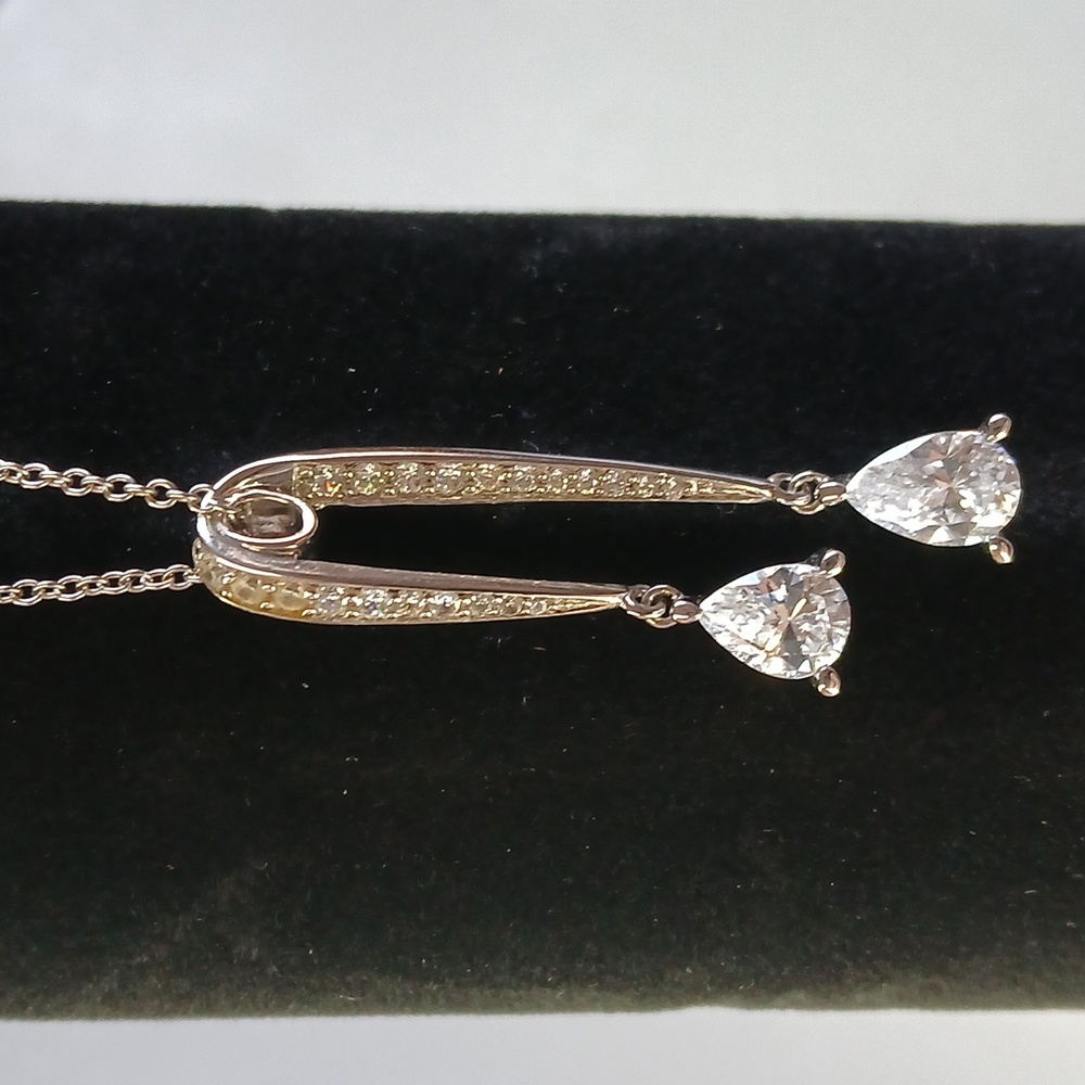 Unique Design/High-End Cubic Zirconia Necklace.
